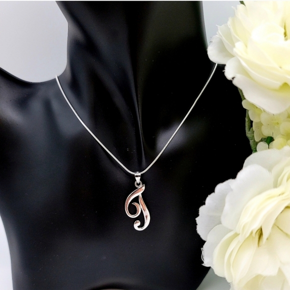 ♥️ 💕THE PERFECT SIMPLE INITIAL NECKLACE - Picture 3 of 9